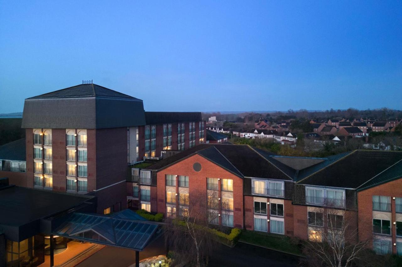 Delta Hotels By Marriott Heathrow Windsor Exterior photo