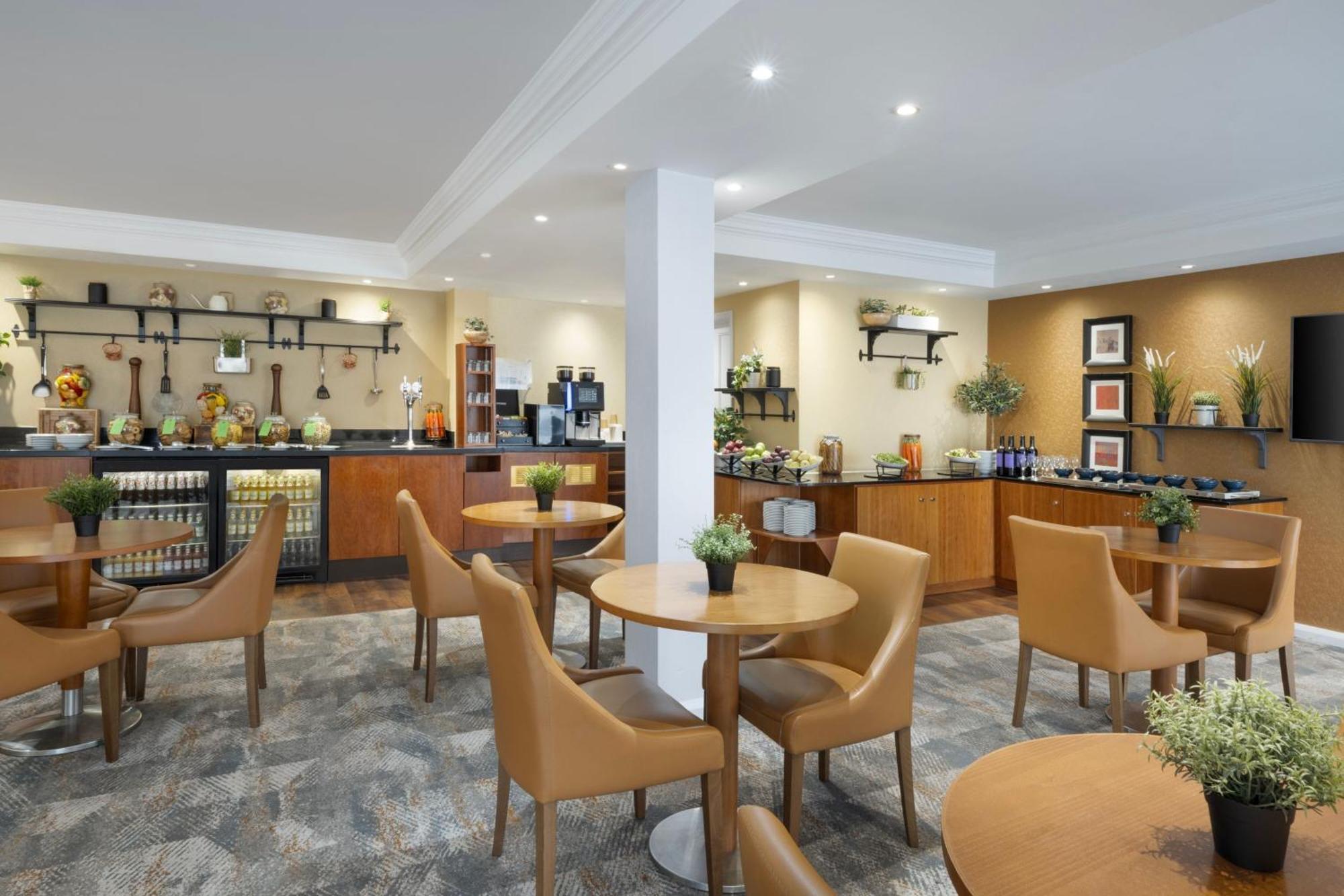Delta Hotels By Marriott Heathrow Windsor Exterior photo