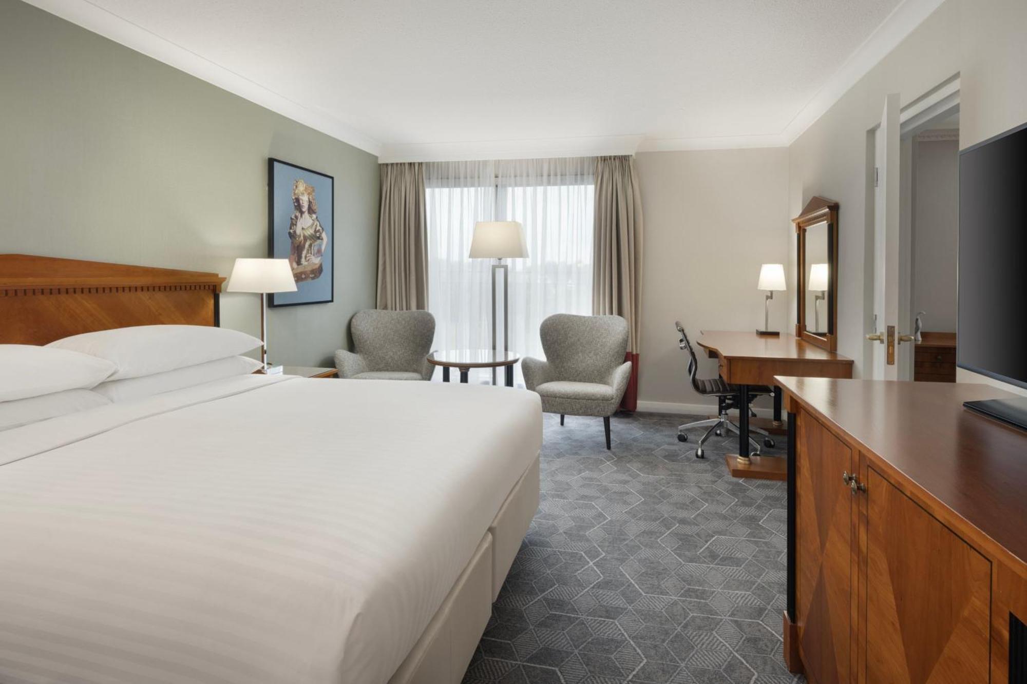 Delta Hotels By Marriott Heathrow Windsor Exterior photo