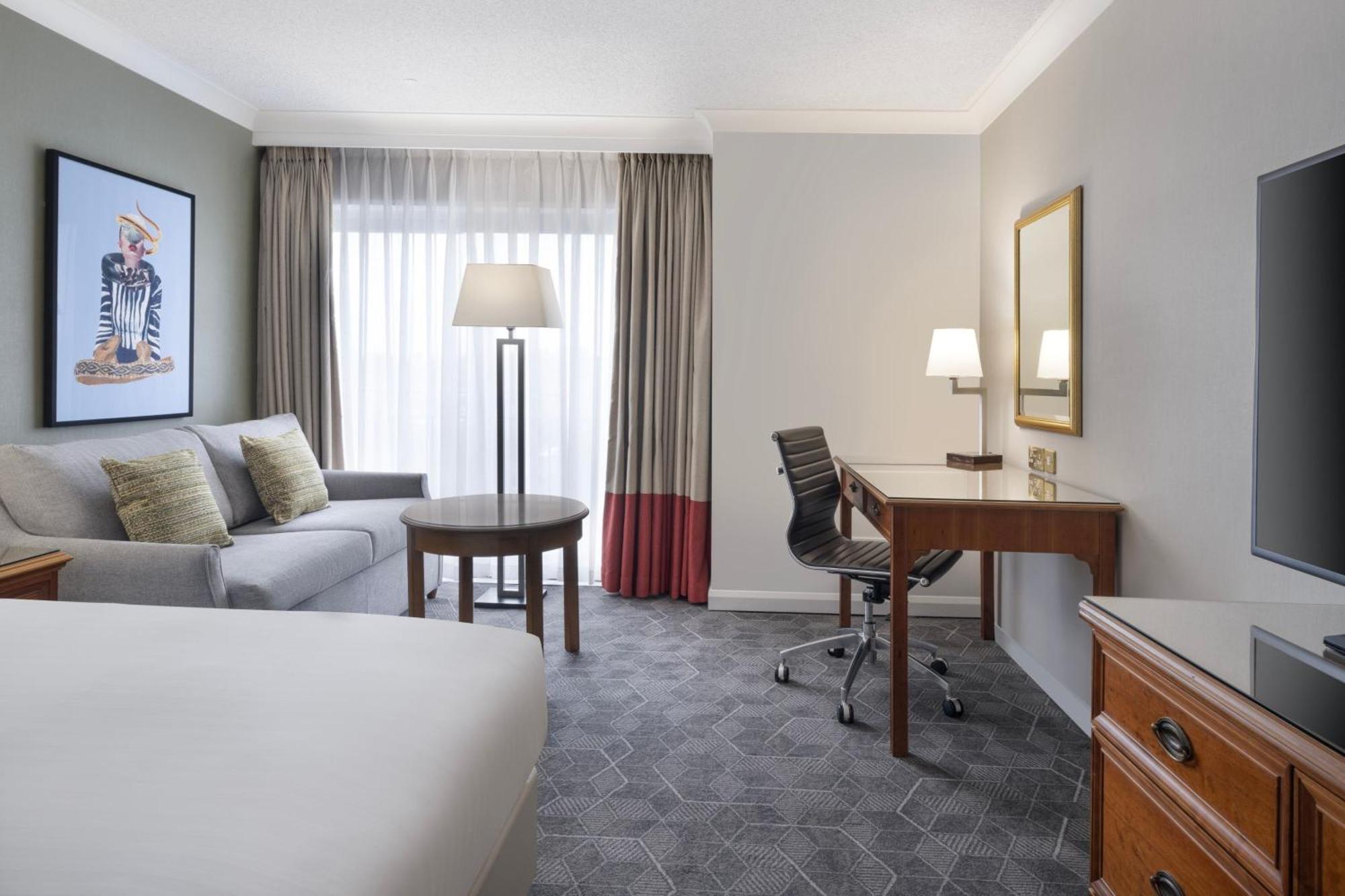 Delta Hotels By Marriott Heathrow Windsor Exterior photo