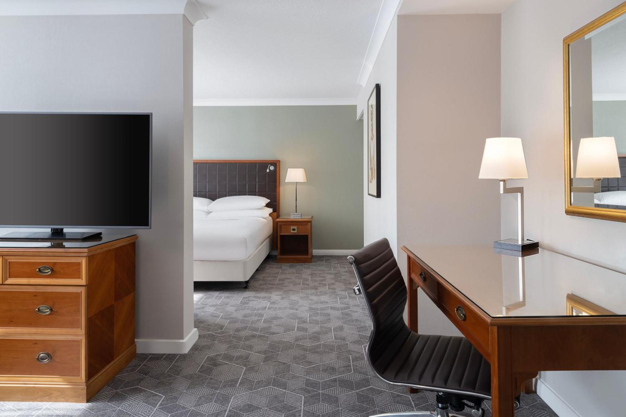 Delta Hotels By Marriott Heathrow Windsor Exterior photo