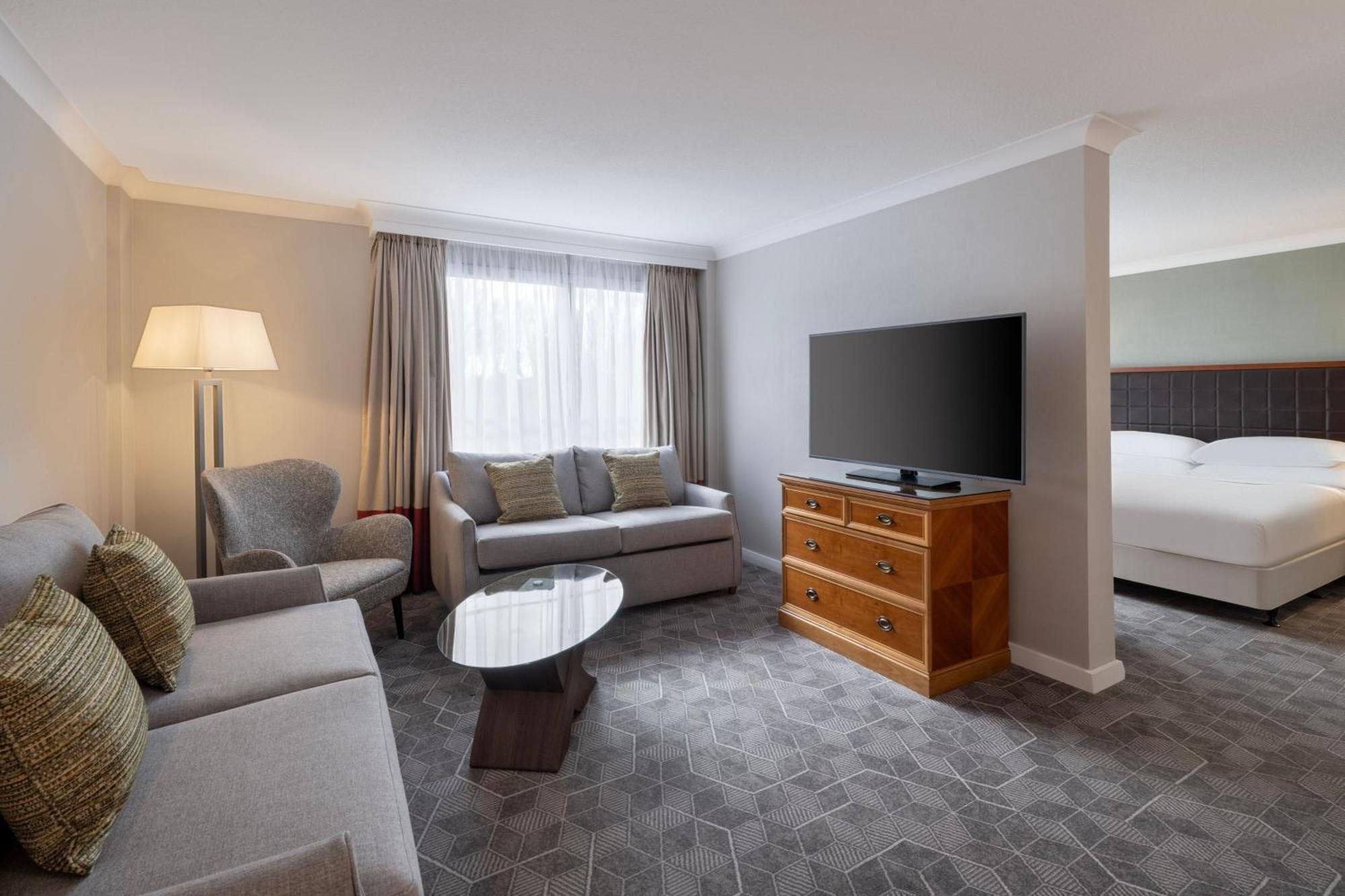 Delta Hotels By Marriott Heathrow Windsor Exterior photo